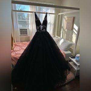 I am selling a Jovani dress size:4 worn only once,willing to go down on price!